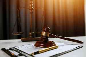 Richterhammer und Waage