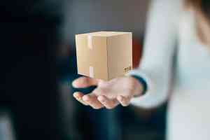 Hand mit kleinem Paket